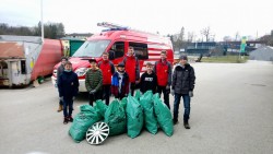 Feuerwehrjugend mit dem gesammelten Müll